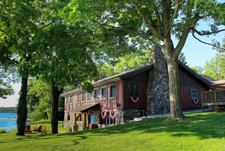 Cabana Trappers Landing Lodge
