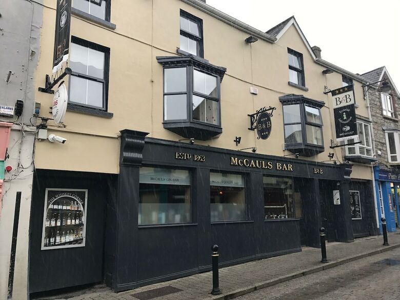 Hotel Mccauls Bar & Guesthouse