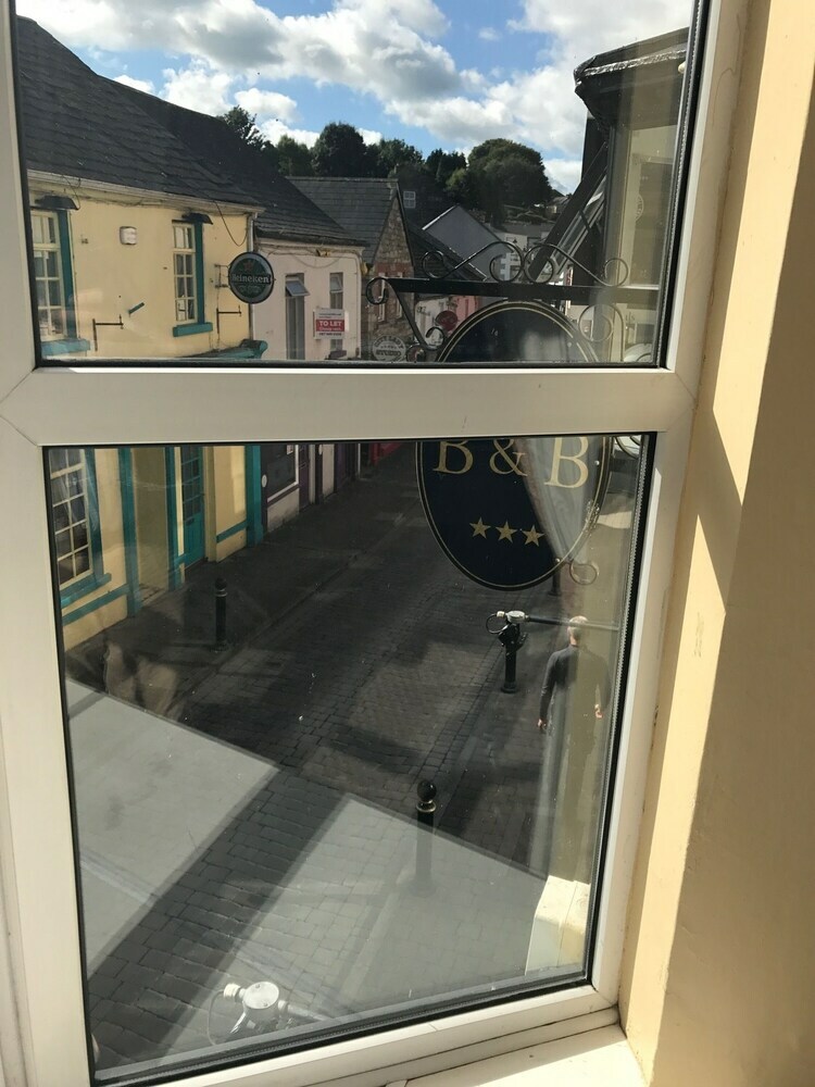 Hotel Mccauls Bar & Guesthouse