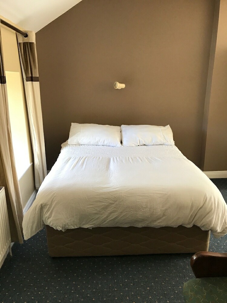 Hotel Mccauls Bar & Guesthouse