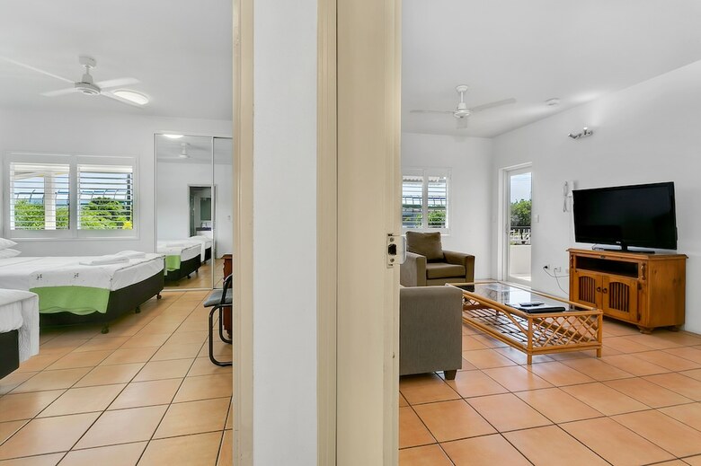 Cairns Reef Apartments & Motel