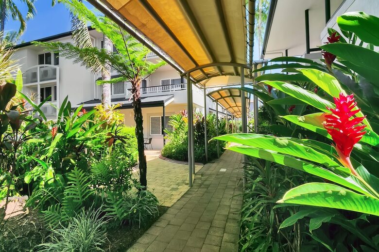 Cairns Reef Apartments & Motel