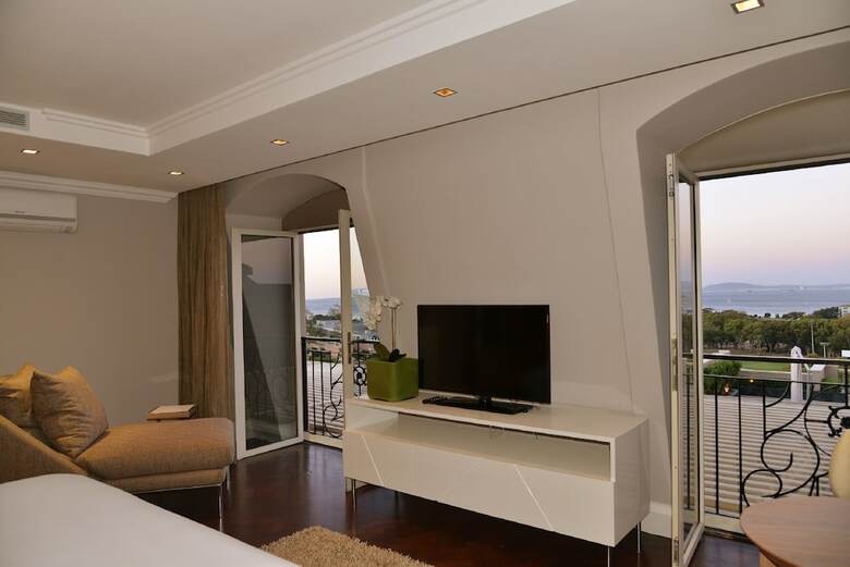 Hotel Cape Royale Luxury Suites