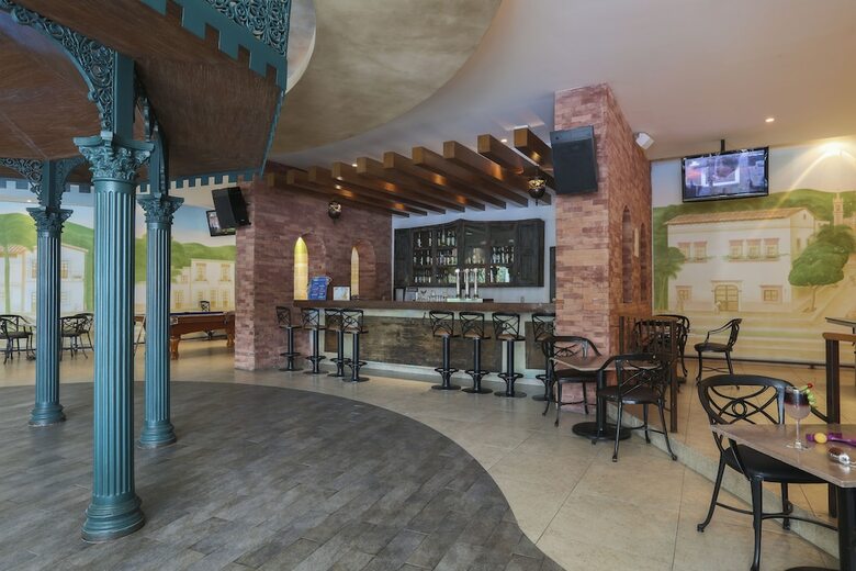 Hotel Crown Paradise Club