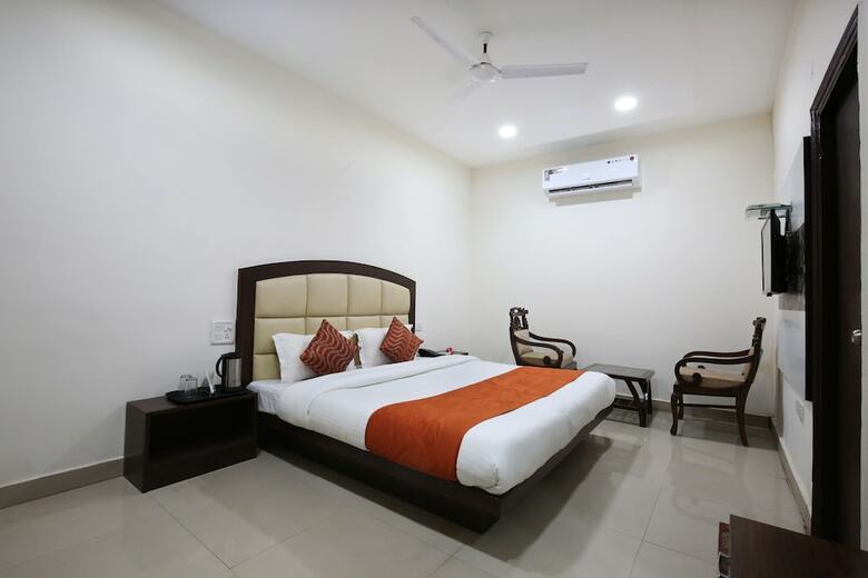 Oyo 4856 Hotel The Benz