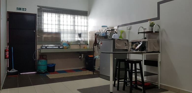 Fahaz Lumut Homestay