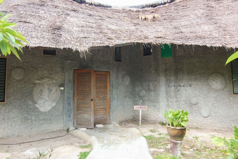 Hotel Naidee Sculptured Huts
