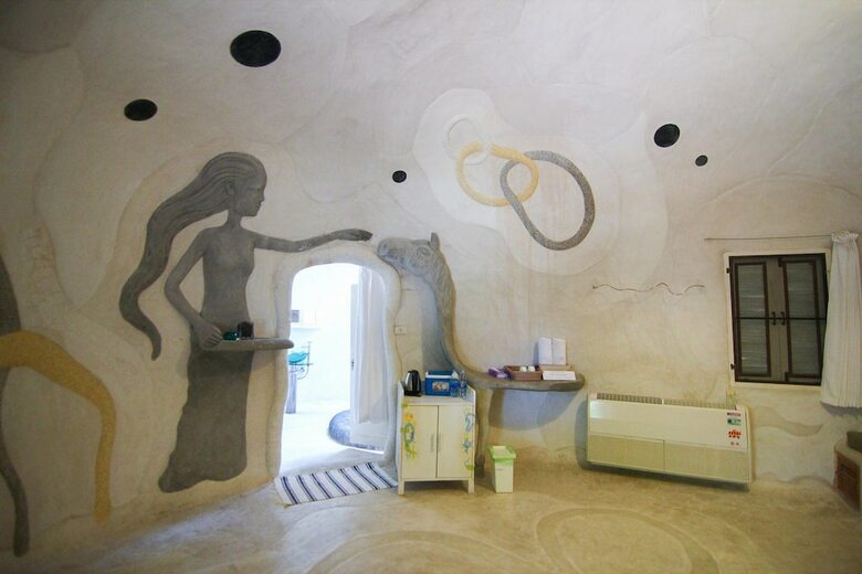 Hotel Naidee Sculptured Huts