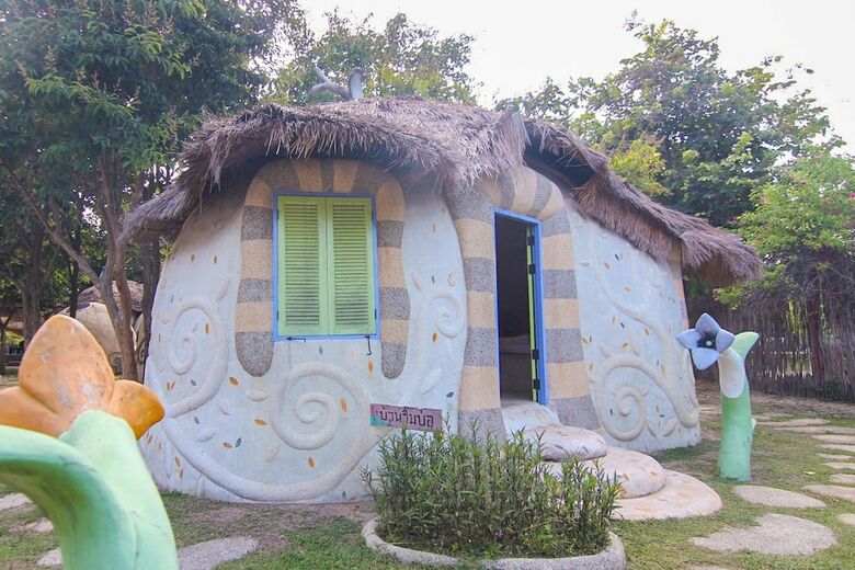 Hotel Naidee Sculptured Huts