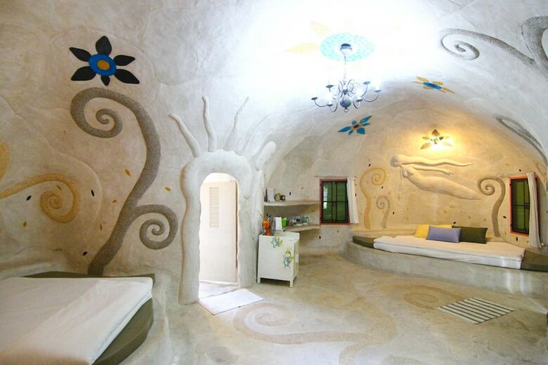 Hotel Naidee Sculptured Huts