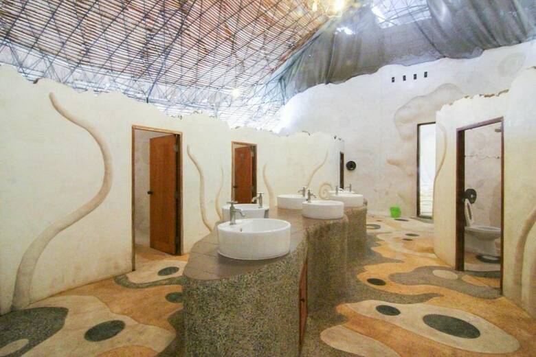 Hotel Naidee Sculptured Huts