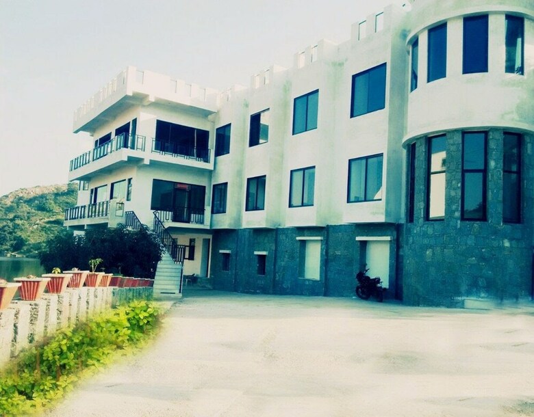 Rang Bhawan Inn- A Lake View Hotel