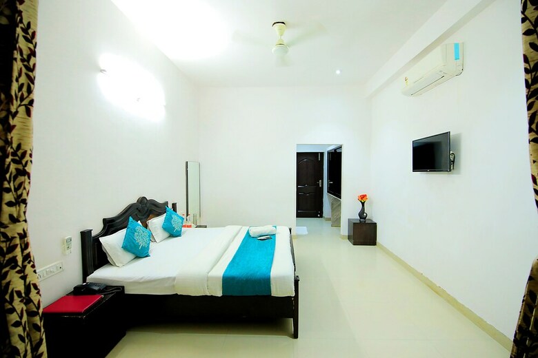 Rang Bhawan Inn- A Lake View Hotel