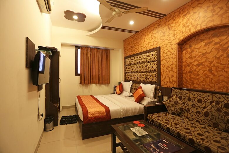 Hotel Oyo 8188 Vardhmaan Inn
