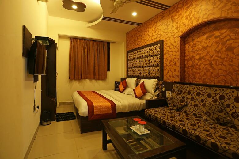 Hotel Oyo 8188 Vardhmaan Inn