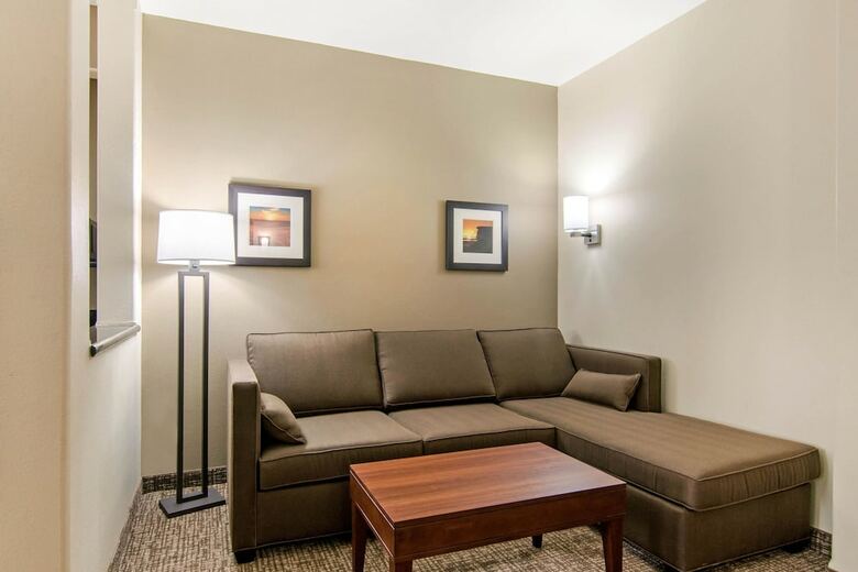 Hotel Comfort Inn & Suites
