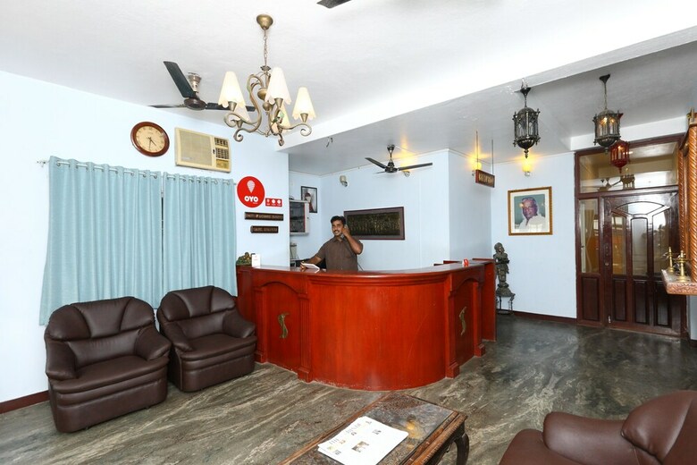 Hotel Oyo 7829 Santhi Inn