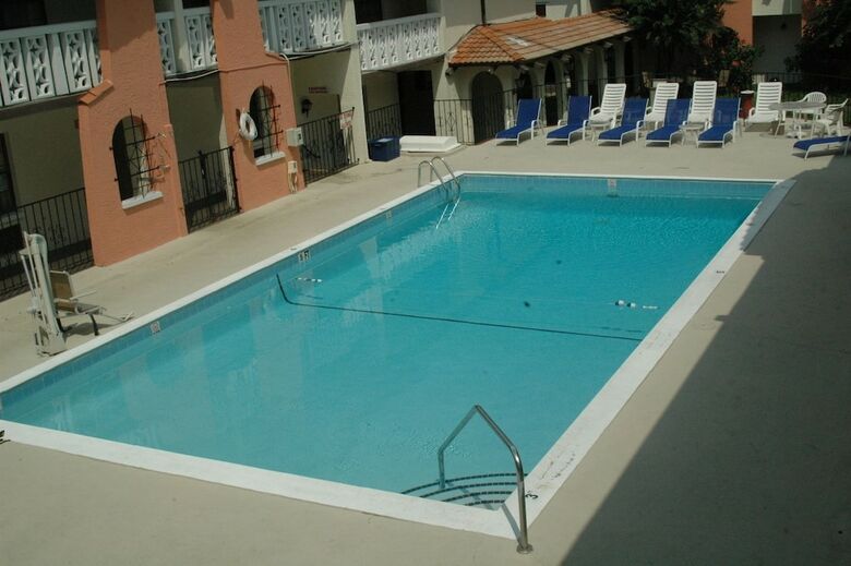 Motel La Casa Inn & Suites