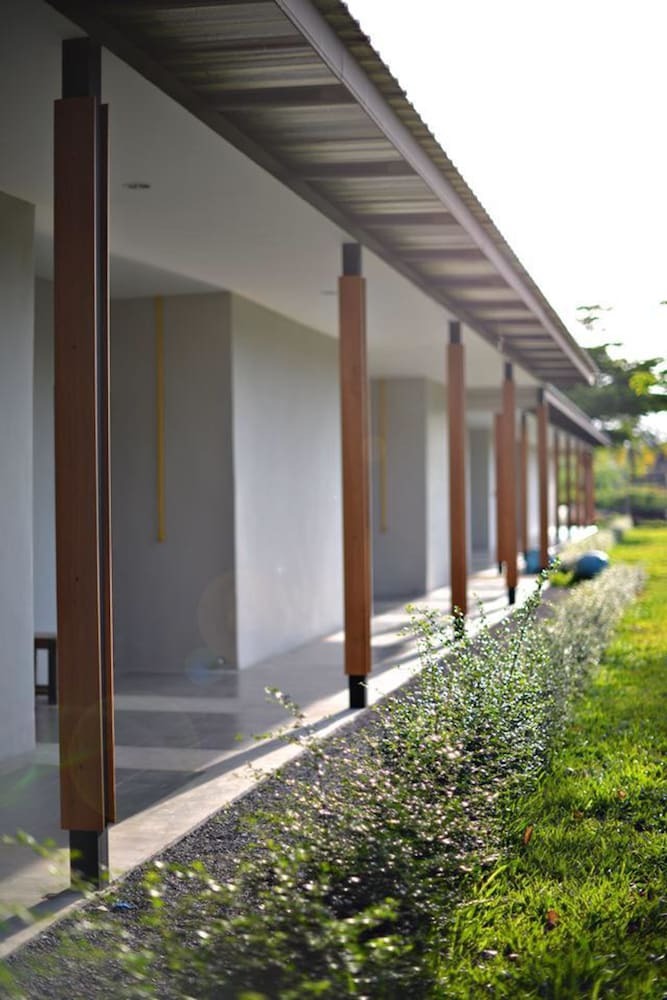 Hotel Sabye D Resort At Surat