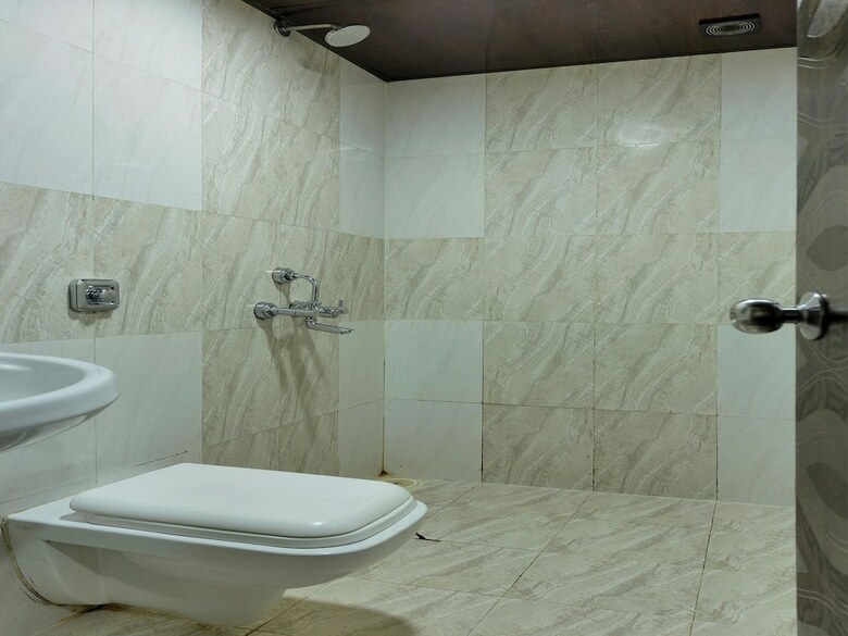 Hotel Oyo 7148 Adore Inn