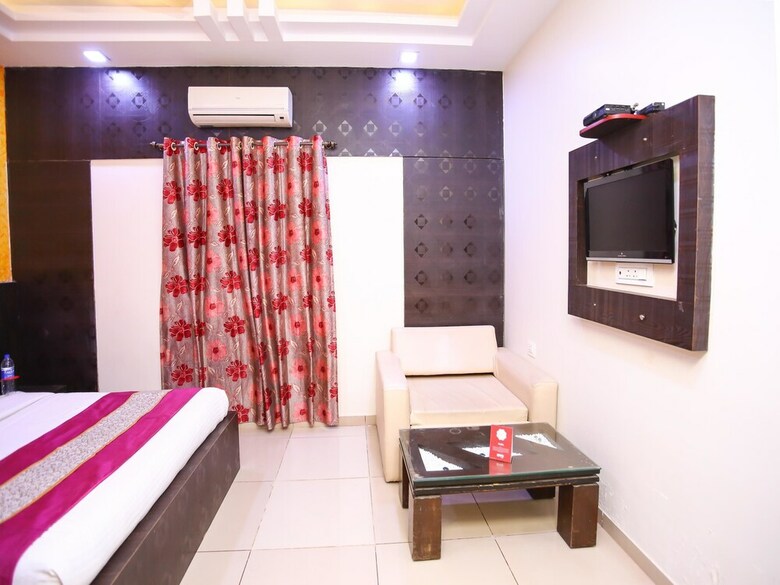 Hotel Oyo 7148 Adore Inn
