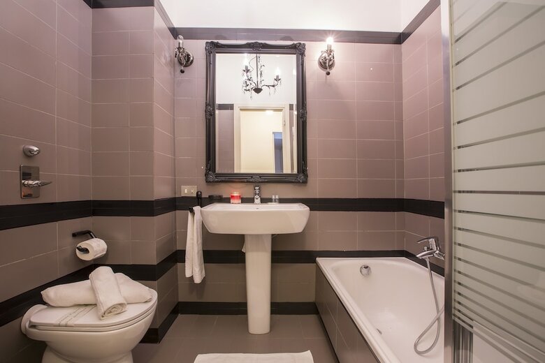 The Square Apartment