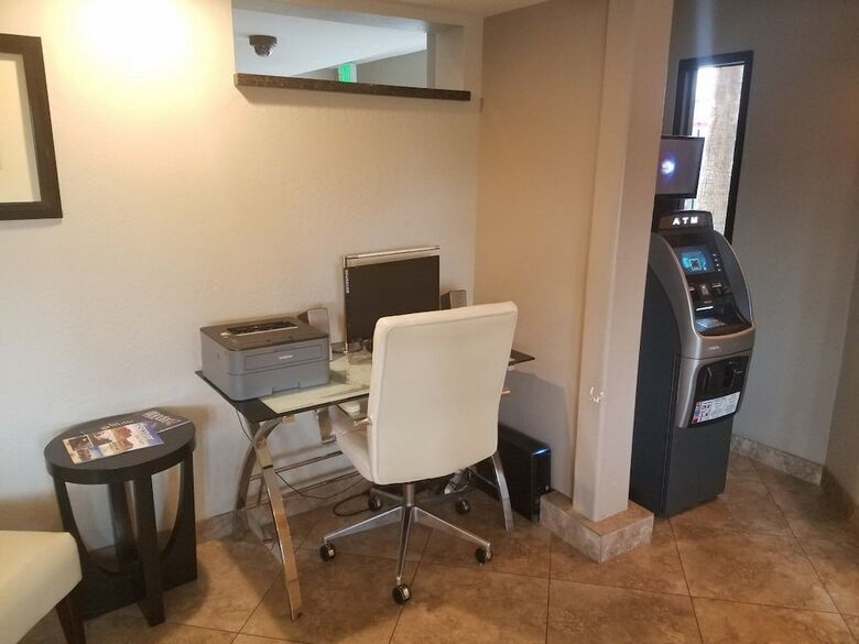 Hotel Ramada By Wyndham Tempe/at Arizona Mills Mall