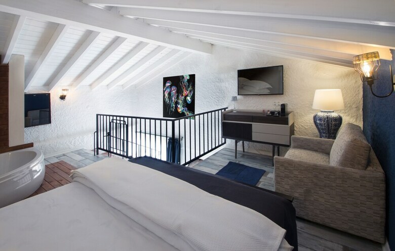 The Six Ala�at? Hotel