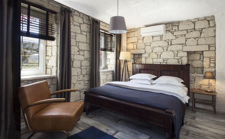 The Six Ala�at? Hotel