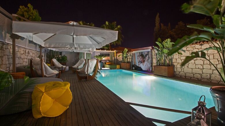 The Six Ala�at? Hotel
