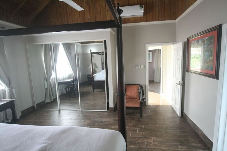Villa Summer Breeze Vacation Home