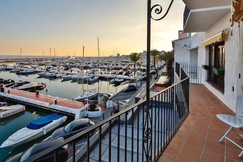 Instastay Front Line Harbor Apartment