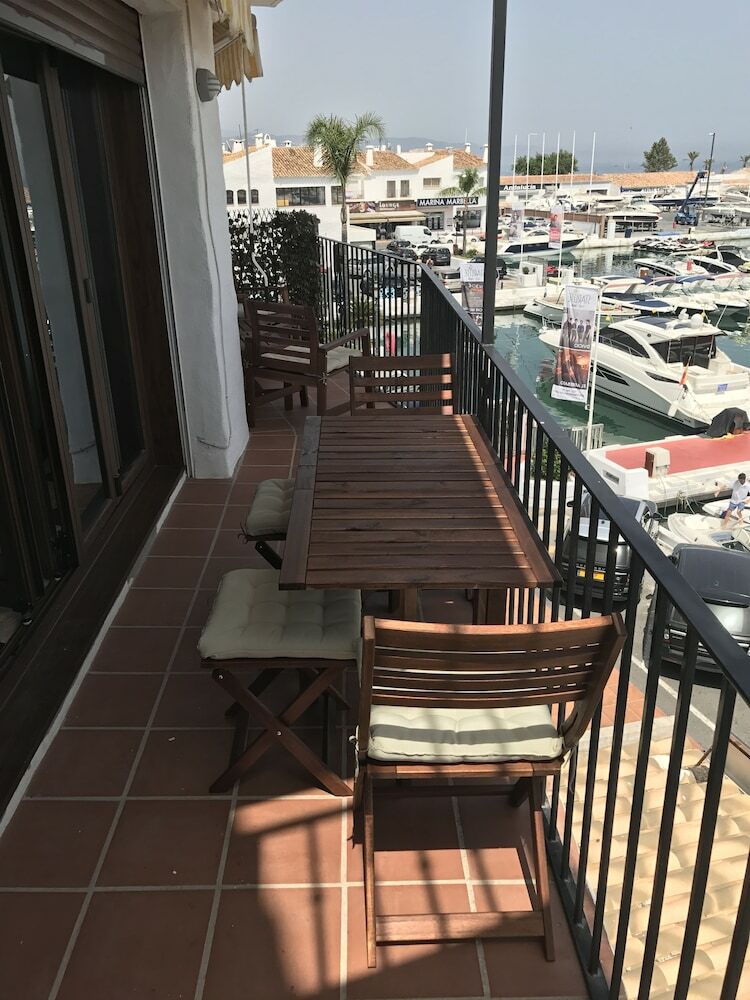 Instastay Front Line Harbor Apartment