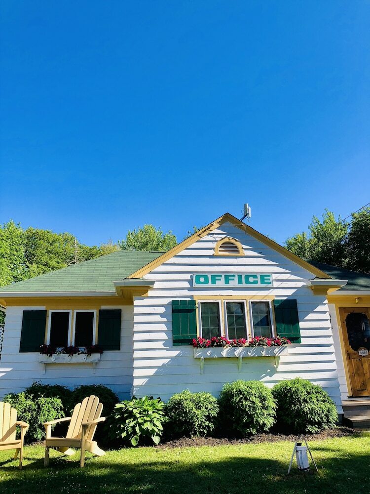 Green Gables Bungalow Court