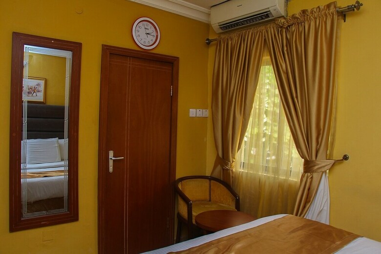 Banex Hotel And Suites