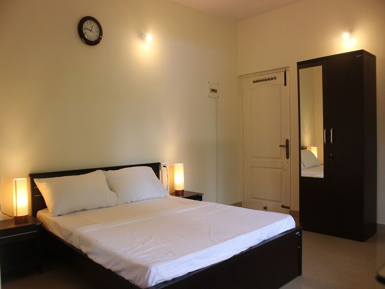 Hotel Oyo 9213 Home Studios Near Tito's Lane