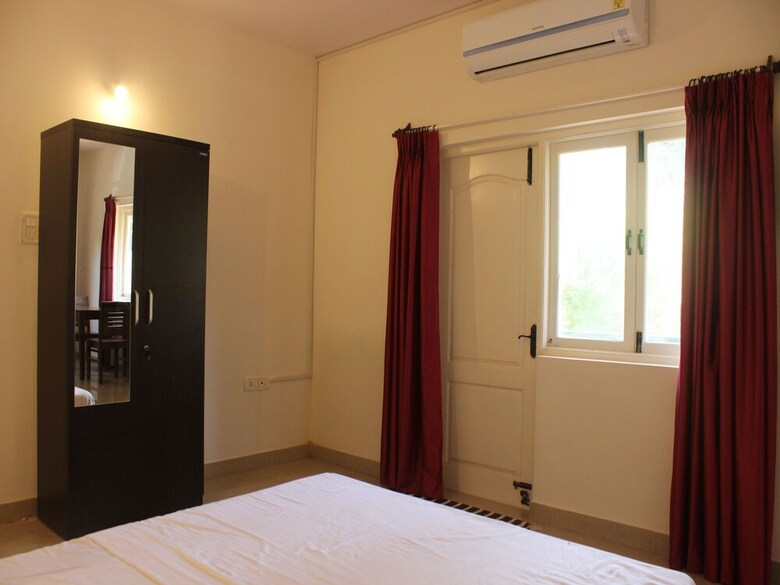 Hotel Oyo 9213 Home Studios Near Tito's Lane