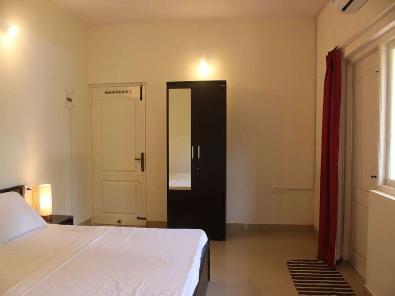 Hotel Oyo 9213 Home Studios Near Tito's Lane