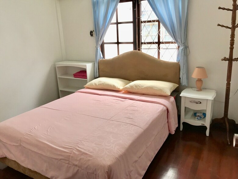 Hostal Sira?s House