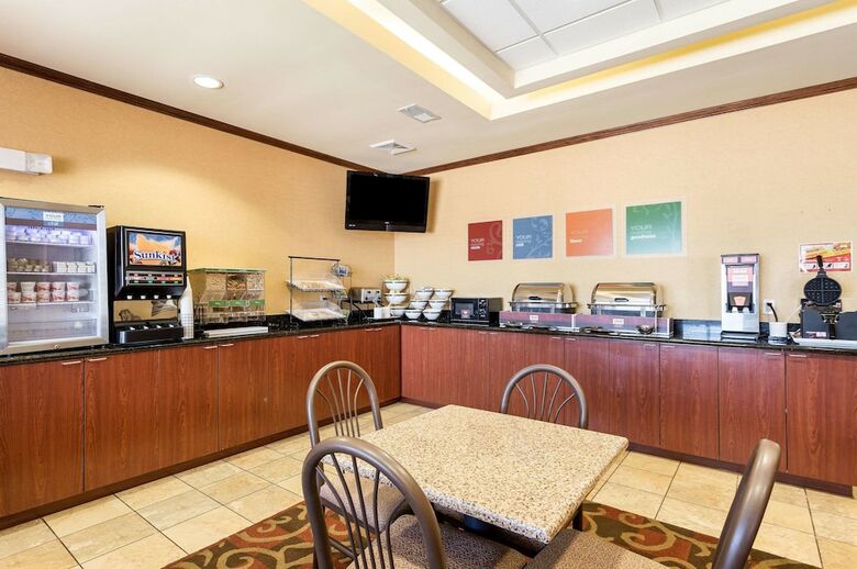 Hotel Comfort Inn & Suites