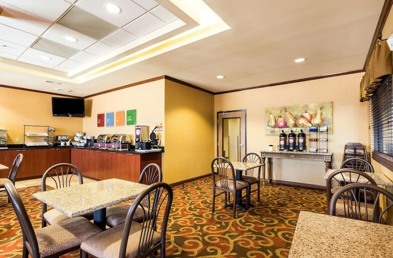 Hotel Comfort Inn & Suites