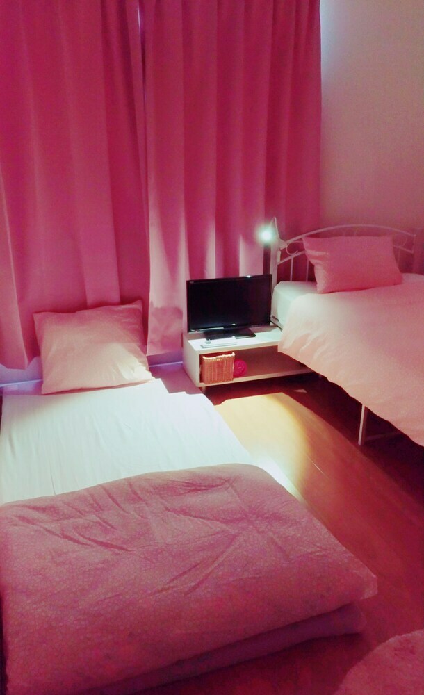 Apartamentos Rainbow Guesthouse - Caters To Women