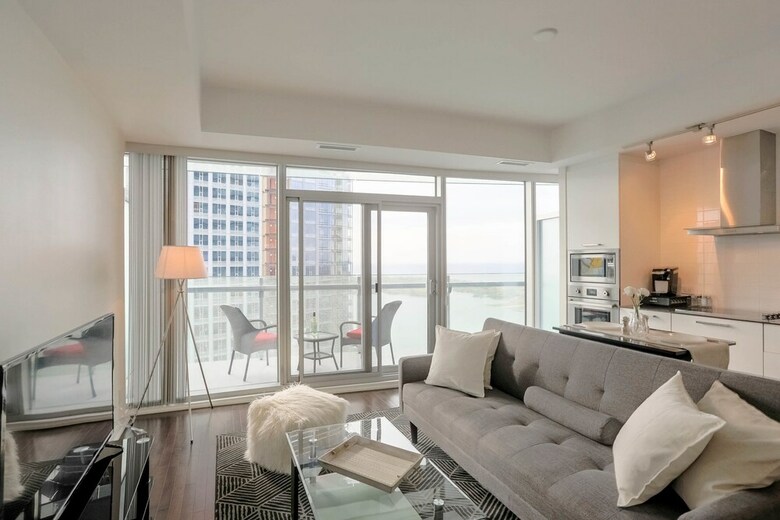 Noel Suites - York And Simcoe