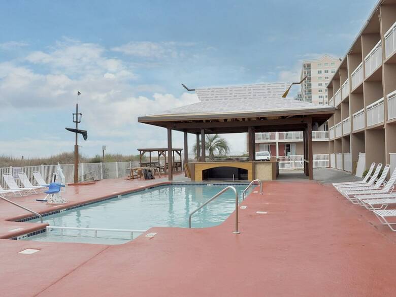 Hotel Castaway Beach Inn & Swim Up Bar