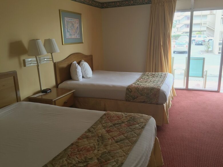 Hotel Castaway Beach Inn & Swim Up Bar