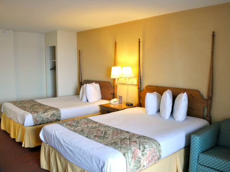 Hotel Castaway Beach Inn & Swim Up Bar