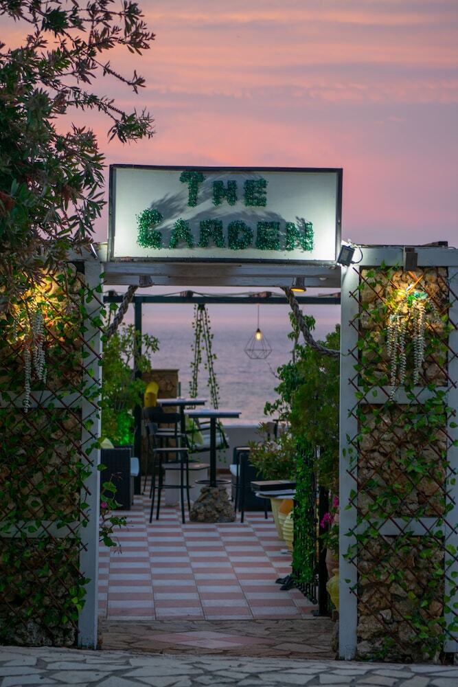 Aparthotel Agoulos Beach Hotel