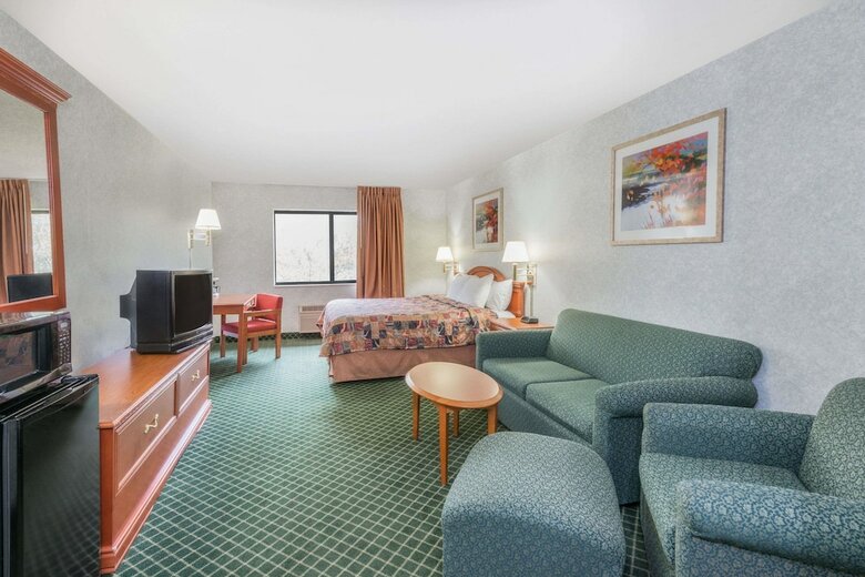 Hotel Days Inn By Wyndham Topeka