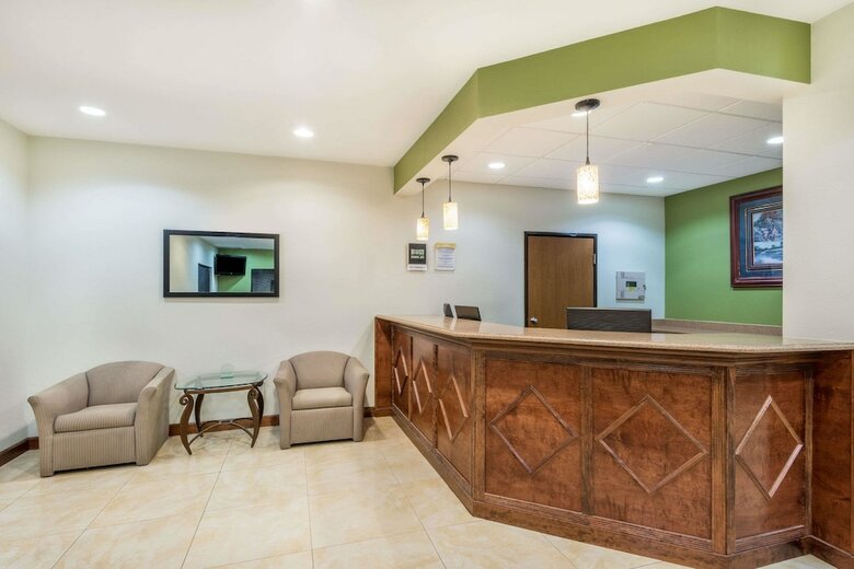 Hotel Days Inn By Wyndham Topeka