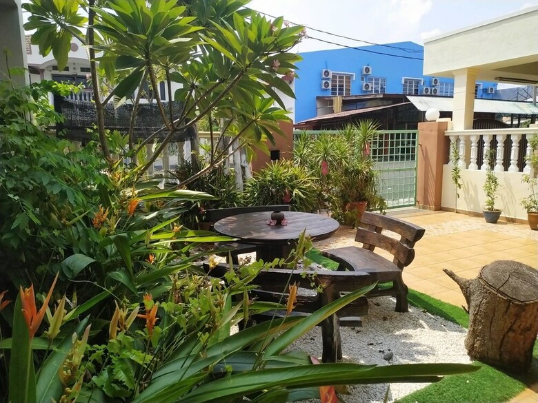 Hostal Three Little Birds Home - Hostel